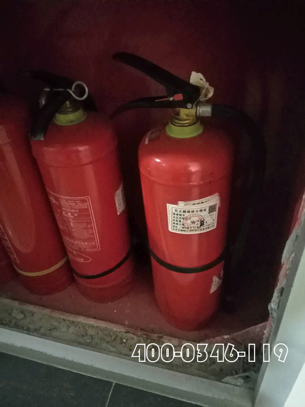 住宅樓內堆放垃圾自然引起火災物業承擔什么責任？